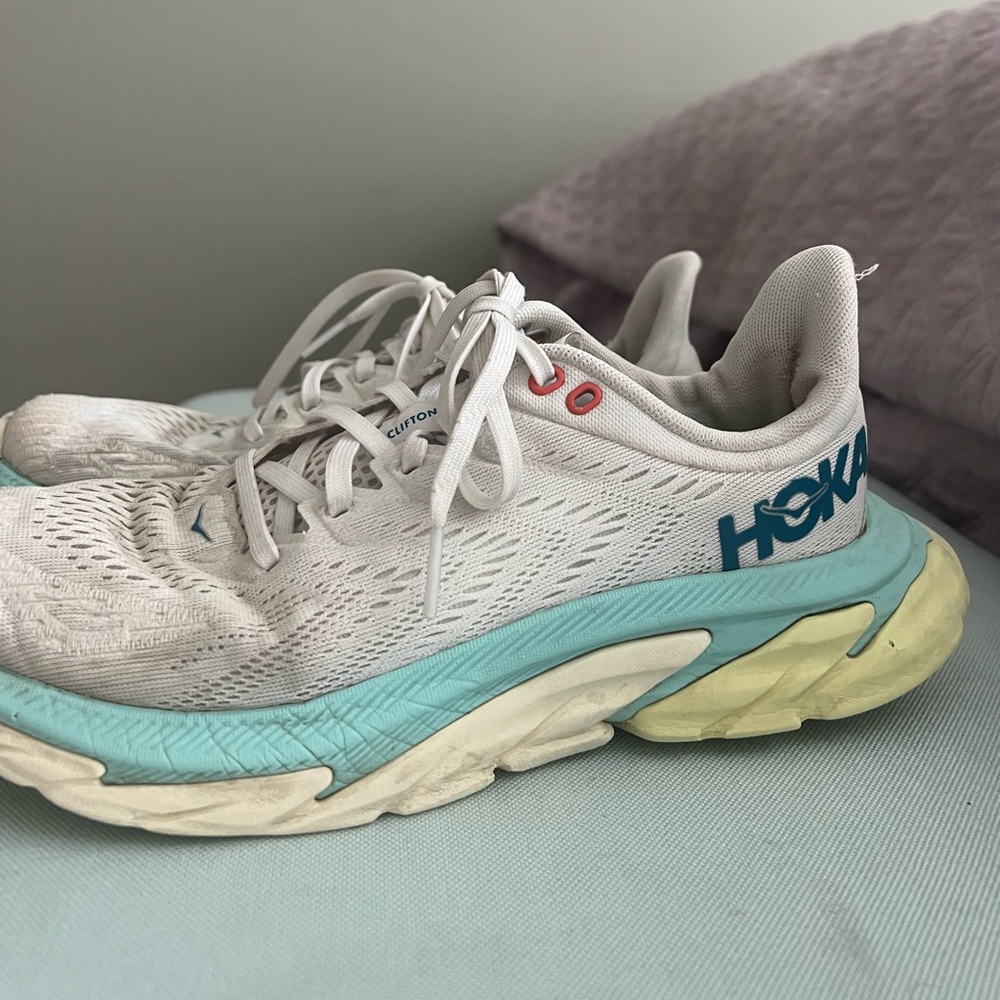 - Hokas